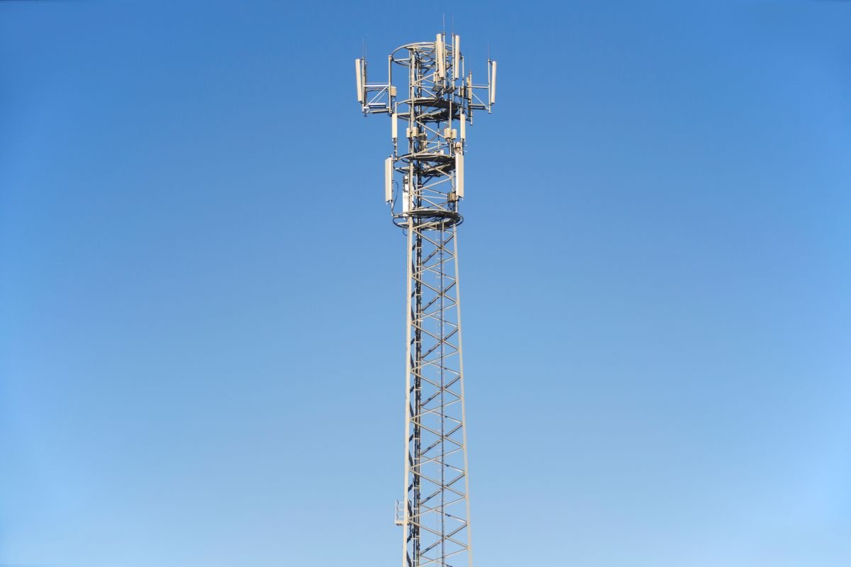 5G mobile network cell tower against blue sky, how 5G is changing mobile internet